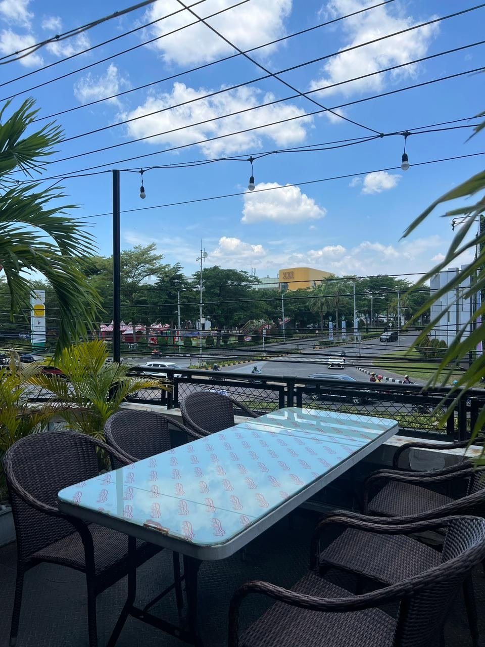 Sudut duduk kayu di rooftop Double Decker